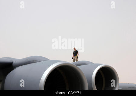 Ein Crewchef geht den Flügel einer Boeing KC-135. Stockfoto