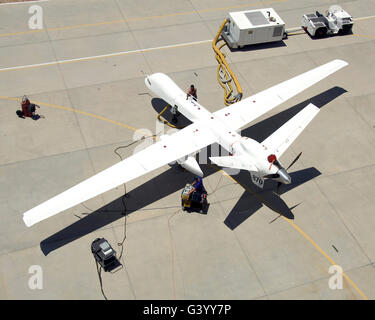 Boden-Besatzungsmitglieder bereiten das Ikhana Flugzeug für einen anderen Flug. Stockfoto