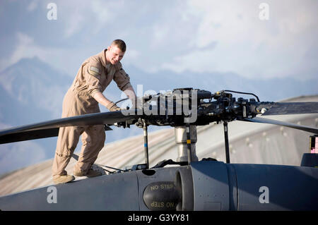 Ein Flieger prüft die Hauptrotoren ein HH - 60G Pave Hawk. Stockfoto