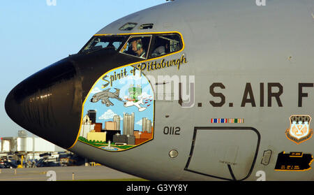 Eine Boeing KC-135 Stratotanker bereitet sich auf Start an der Pittsburgh International Airport, Pennsylvania. Stockfoto