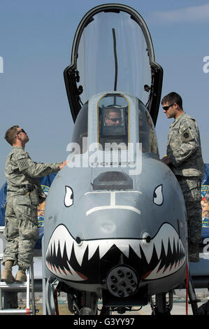 Soldaten erfahren Sie mehr über die a-10 Thunderbolt II vom Kapitän. Stockfoto