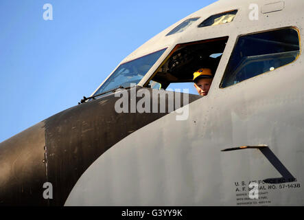 Ein Junge checkt das Cockpit einer Boeing KC-135 Stratotanker. Stockfoto