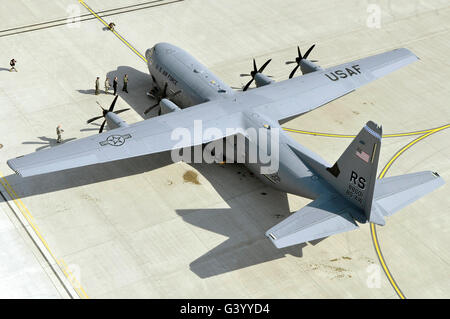Die C-130J landet zum ersten Mal während einer Zeremonie auf der Ramstein Air Base. Stockfoto