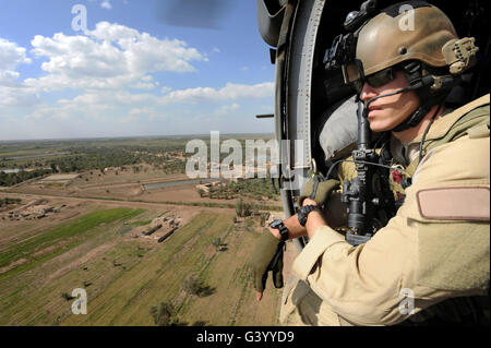 US Air Force Combat Rettung Offizier sucht nach Bedrohungen unterhalb während einer Mission. Stockfoto