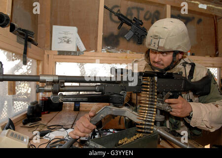 Ein Soldat führt eine Beobachtung an einem der Basen Wache Reittiere. Stockfoto