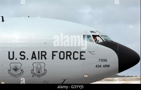Eine Pilot winkt zum Abschied von einer KC-135R Stratotanker. Stockfoto