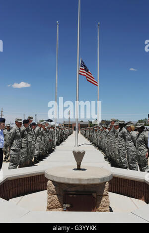 Mitglieder des Team Holloman stehen vor dem POW/MIA-Denkmal. Stockfoto