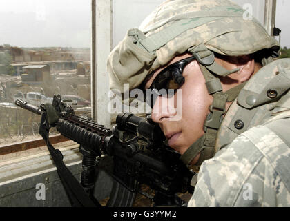 Ein Soldat bewacht den Umfang von Bagram Airfield, Afghanistan. Stockfoto