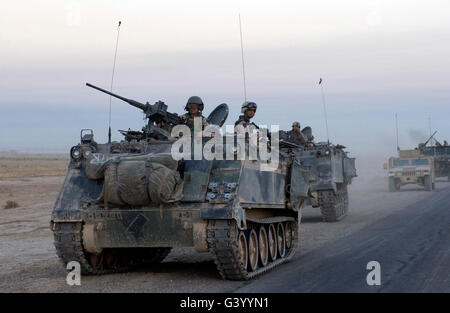 Gepanzerte Fahrzeuge nach der Durchführung eines Angriffs während der Operation Baton Rouge Samarra, Irak verlassen. Stockfoto