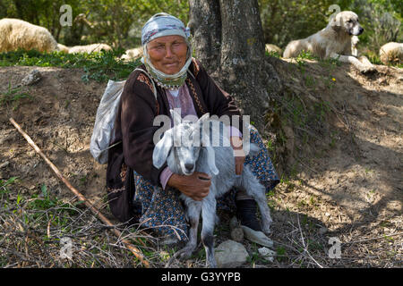 Ältere Hirtin hält ihre Ziege in der Stadt Aydin in der Türkei. Stockfoto