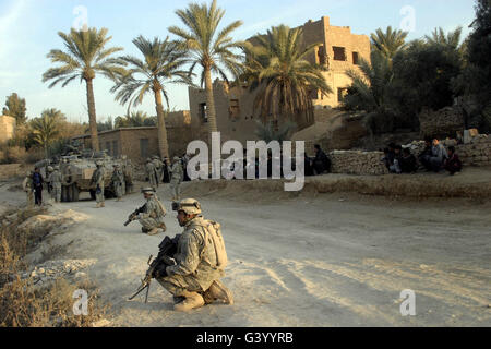 Soldaten der US Army bieten Sicherheit während einer Patrouille in Rawah, Irak. Stockfoto