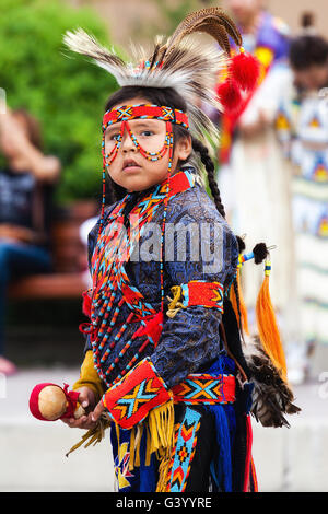 Banff, Kanada - 3. Juli 2014: Eine junge einheimische Blackfoot indische Tänzerin bereitet sich auf seine Leistung während des Banff Festivals. Stockfoto