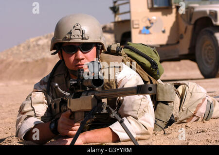 Ein Soldat das Kaliber.50 Scharfschützengewehr auf einem Schießplatz in Ad Diwaniyah, Irak zu schießen. Stockfoto