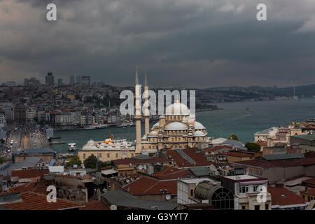 Neue Moschee in Istanbul mit einem Scheinwerfer auf sie. Stockfoto