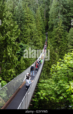 VANCOUVER - 29. Juni: Besucher über den Capilano River auf einer Hängebrücke 29. Juni 2011 in North Vancouver in British Colu Stockfoto