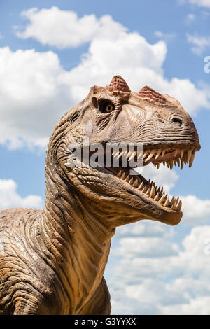 Kopf eines Dinosauriers isoliert vor blauem Himmel. Stockfoto