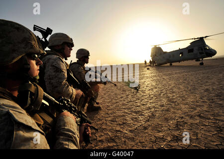 US-Marines, die Gewährleistung der Sicherheit für eine CH-46E Sea Knight Helikopter in Grand Bara, Dschibuti, Afrika. Stockfoto