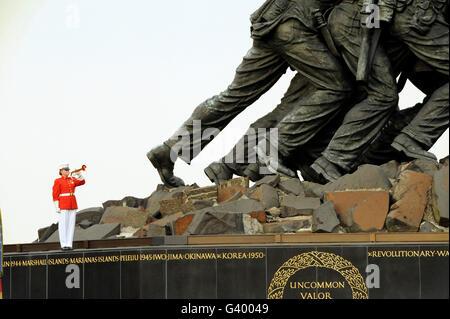 Der Hornist mit US Marine Corps Band spielt tippt auf das Marine Corps War Memorial in Arlington, Virginia. Stockfoto