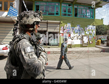 US-Armee Soldaten patrouillieren mit afghanischen nationalen Sicherheitskräfte durch die Straßen von Afghanistan. Stockfoto