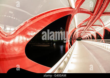 Nachtansicht des Calgarys Friedensbrücke. Die Brücke ist mit einem roten und weißen Helix Design und wurde im März 2012 eröffnet. Stockfoto
