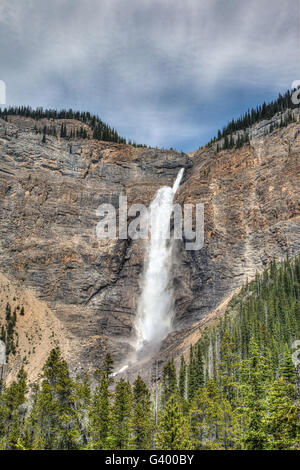 Majestic gespeisten Wasserfälle im Yoho Nationalpark, Britisch-Kolumbien, ist einer der höchsten Wasserfälle in Kanada. Stockfoto