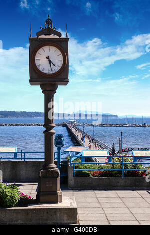 Whiterock, Kanada - 23. Juli 2010: The Centennial Clock in White Rock, British Columbia, mit Blick auf den berühmten 1.500 ft lange pier Stockfoto