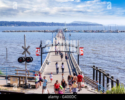 Whiterock, Kanada - 23. Juli 2010: Einheimische und Touristen schlendern Sie entlang der berühmten 1.500 ft lange Pier in White Rock in der Nähe von Vancouver, Stockfoto