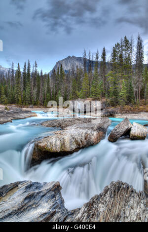 Rauschenden Wasser aus dem Kicking Horse River schnitzt durch die Felsen an der Natural Bridge im Yoho Nationalpark in der kanadischen Roc Stockfoto