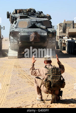 Eine Marine führt ein M1 A1 Abrams Kampfpanzer aus einem Transportanhänger. Stockfoto