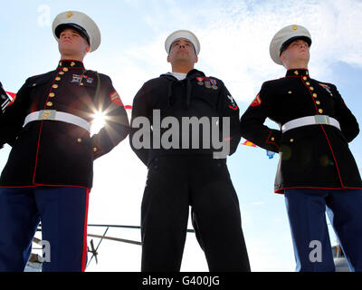 Marines und Segler Mann die Schienen an Bord der USS New York bei der Inbetriebnahme des Schiffs. Stockfoto