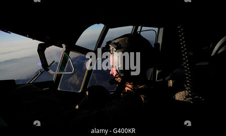 C-130J Super Hercules Pilot während des Fluges während einer Routine-Kanal-Mission in Afghanistan. Stockfoto
