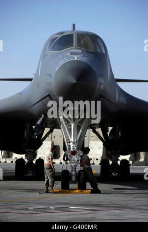 Crew Chiefs warten auf eine B-1 b Lancer Aircrew Systemprüfungen vor dem Start zu erreichen. Stockfoto