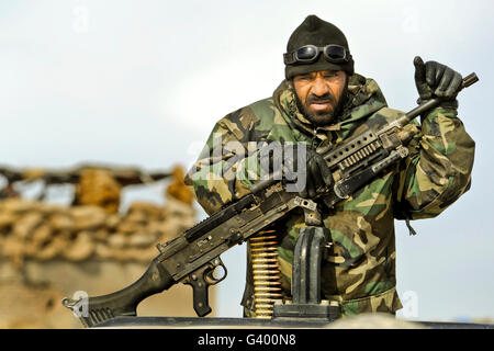 Ein Afghan National Army Soldat bietet Sicherheit bei einem Checkpoint in Afghanistan. Stockfoto