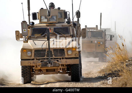 Ein US-Armee M-ATV führt einen Konvoi in Afghanistan. Stockfoto