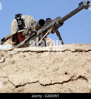 US-Marine Scout Sniper bietet Sicherheit innerhalb einer Verbindung in Mardscha, Afghanistan. Stockfoto