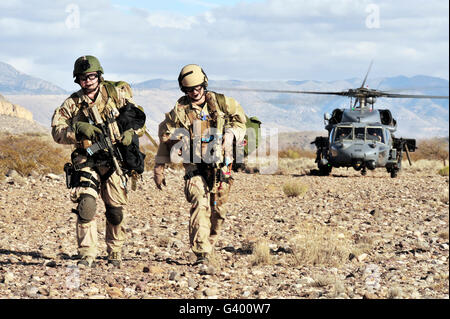 Pararescuemen fahren von einem HH - 60G Pave Hawk-Hubschrauber. Stockfoto