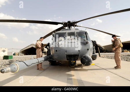 Flieger führen eine routinemäßige preflight-Check auf einem HH - 60G Pave Hawk. Stockfoto