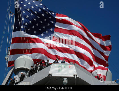 Matrosen Mann die Schienen auf der geführte Flugkörper-Zerstörer USS Donald Cook. Stockfoto