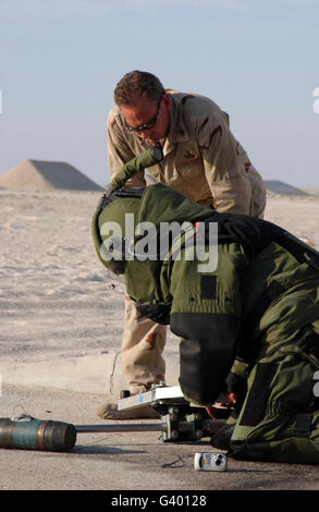 Marine Explosive Ordnance Mobile Abfallbehälter Mitglieder Rendern sicher ein Improvised Explosive Device. Stockfoto