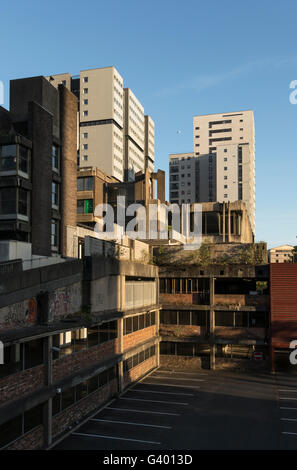 Renovierte Wohnblocks und verfallenen Gewerbeeinheiten Facharbeiter Centre, Glasgow, Schottland, UK, Stockfoto