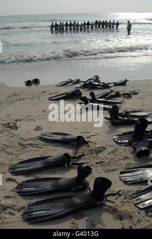 Kadetten der US Naval Sea unisono hocken und Durchführung von verschiedenen Übungen am Strand. Stockfoto