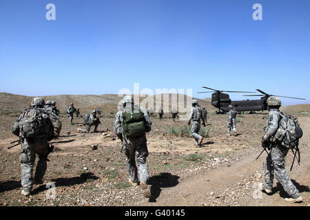 US-Armeesoldaten laufen zurück an ihre Ch-47 Chinook-Hubschrauber in Bak, Khowst Provinz, Afghanistan. Stockfoto