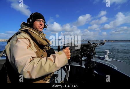 Gunner es Mate mans ein M2 HB.50 Kaliber-Maschinengewehr auf dem vorderen Berg ein Festrumpf Schlauchboot. Stockfoto