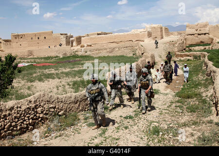 US-Soldaten führen eine abgesessene Patrouille zu einer Moschee im Dorf Bidak in Logar, Afghanistan. Stockfoto