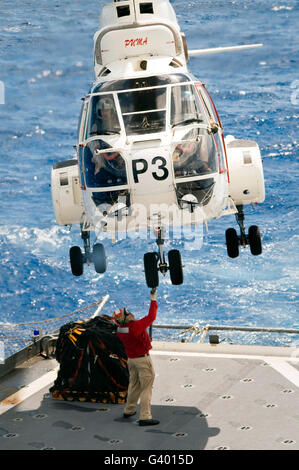 Ein Puma-Hubschrauber an Bord der USNS Richard E. Byrd Manöver. Stockfoto