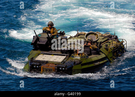 US-Marines transit das offene Wasser in eine amphibische Fahrzeug. Stockfoto