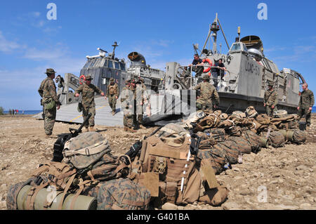 Marines erwarten Transport vom Strand in Grand Goave, Haiti. Stockfoto