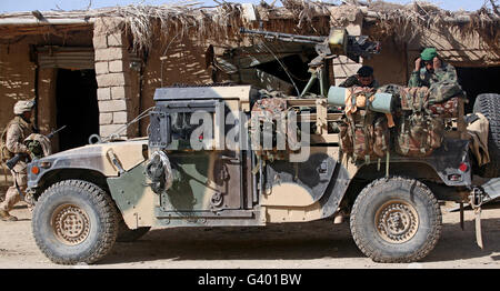 Soldaten der afghanischen Nationalarmee bereiten eine Patrouille durchzuführen. Stockfoto