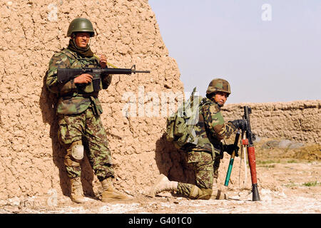 Afghanische Soldaten führen eine abgesessene Patrouille in Afghanistan. Stockfoto