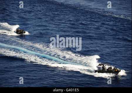 Zwei spanische Marine zerfurcht Rumpf Schlauchboote fahren mit hoher Geschwindigkeit in das Mittelmeer. Stockfoto